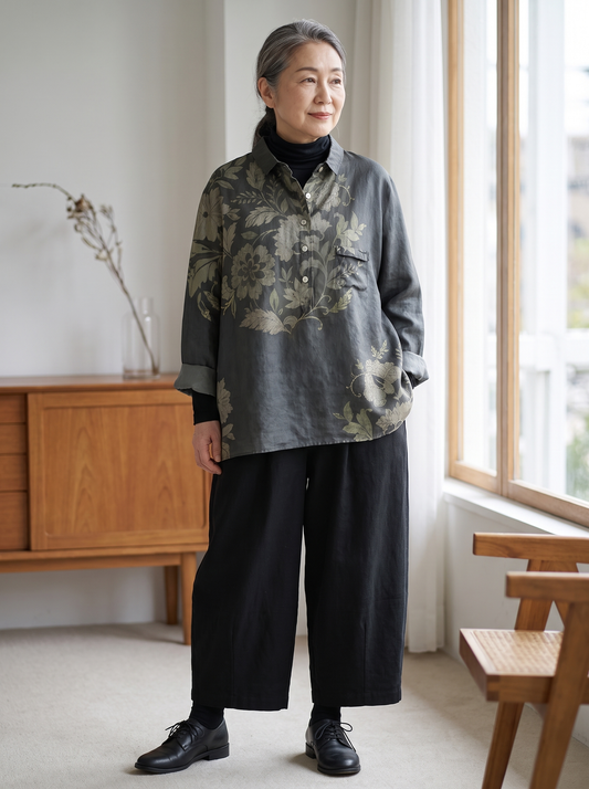 グレーに花模様のシャツの秋の重ね着コーデ