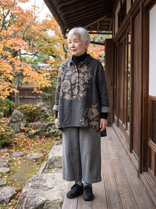 墨色に花模様のシャツの秋の重ね着コーデ